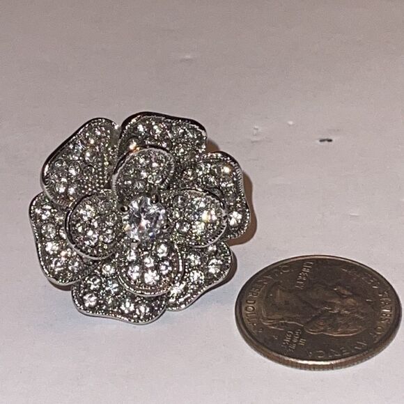 NWOT huge rhinestone flower shaped silver tone ring - Picture 7 of 8